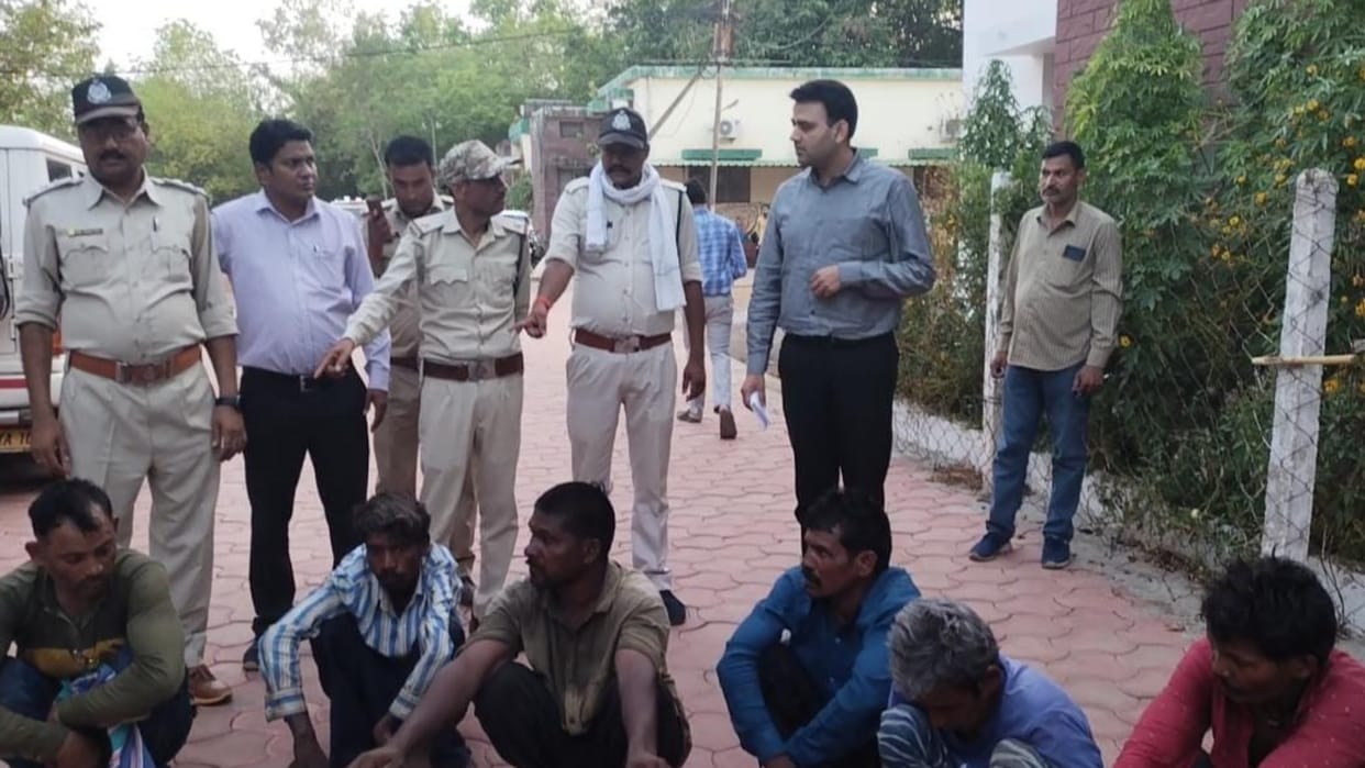 Katni Crime Hunters were trying to sell chital meat six accused arrested with sharp weapons