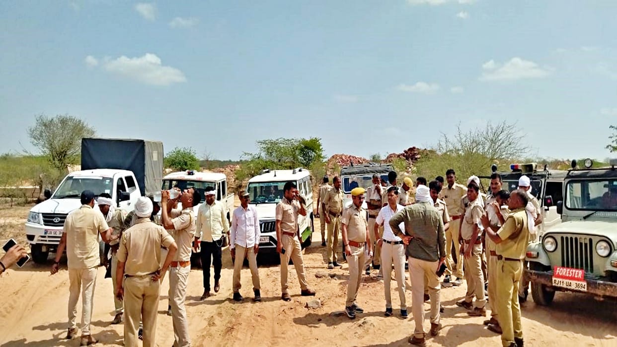 Action of police and forest department in Sarmathura forest area in Dholpur