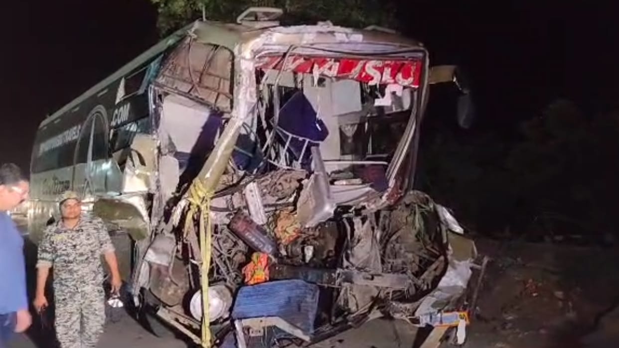 Bus going from Gwalior to Delhi collided with a standing dumper, many people died, more than 10 injured