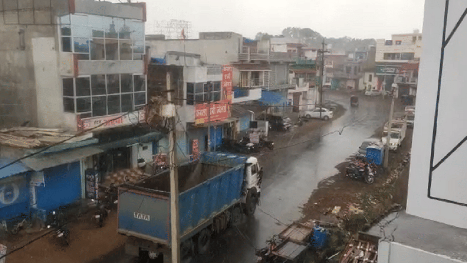 पेंड्रा में तेज आंधी के साथ बारिश
