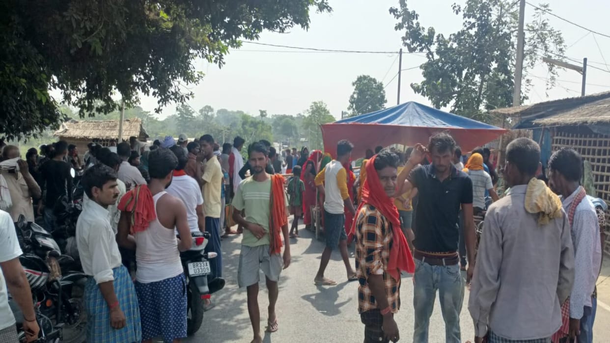 Palm tree fell on a pedestrian walking on road in Samastipur; Died on the spot, people blocked road in protest
