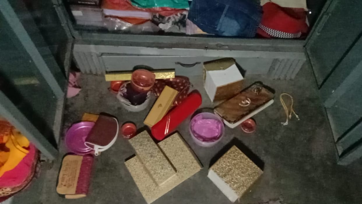 Theft in five houses in two villages in raebareli.