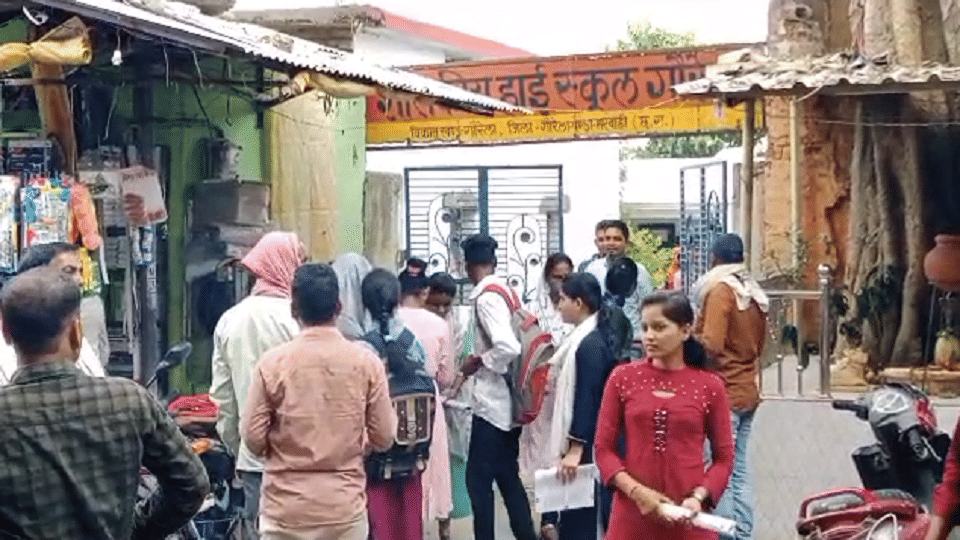 सेंटर के बाहर खड़ी छात्र
