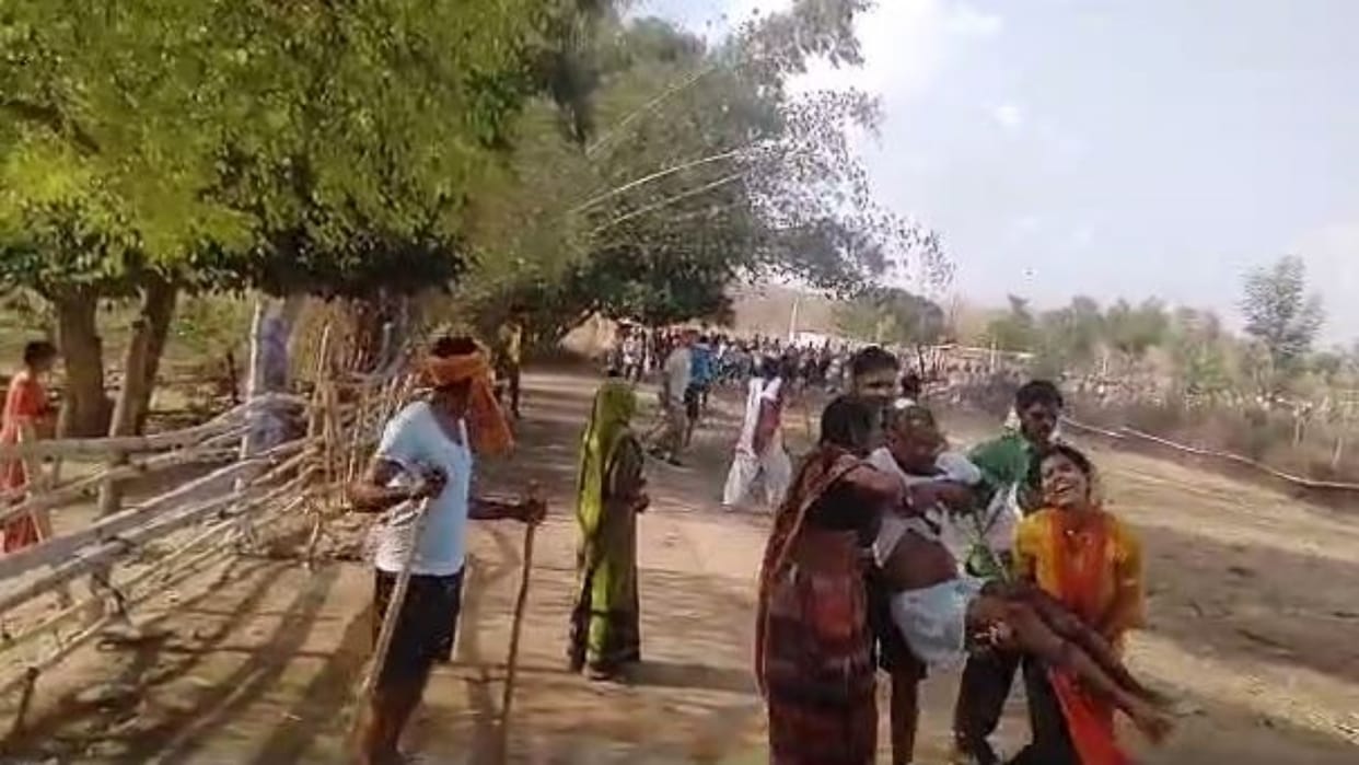 Sidhi News 100 people attacked victory procession after losing election of Sarpanch 13 people injured
