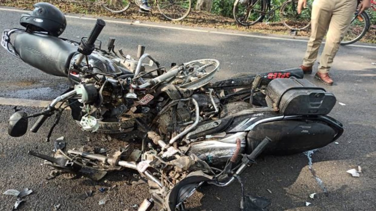 Sidhi Road Accident Bike drivers collided head-on two people died 2 seriously injured