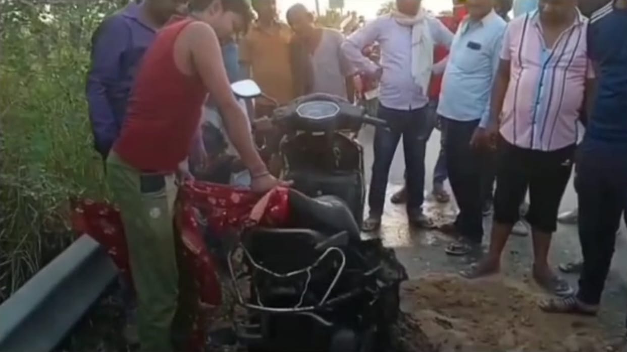 Sudden fire broke out in a moving scooty in Darbhanga, a young man and a girl saved their lives by jumping