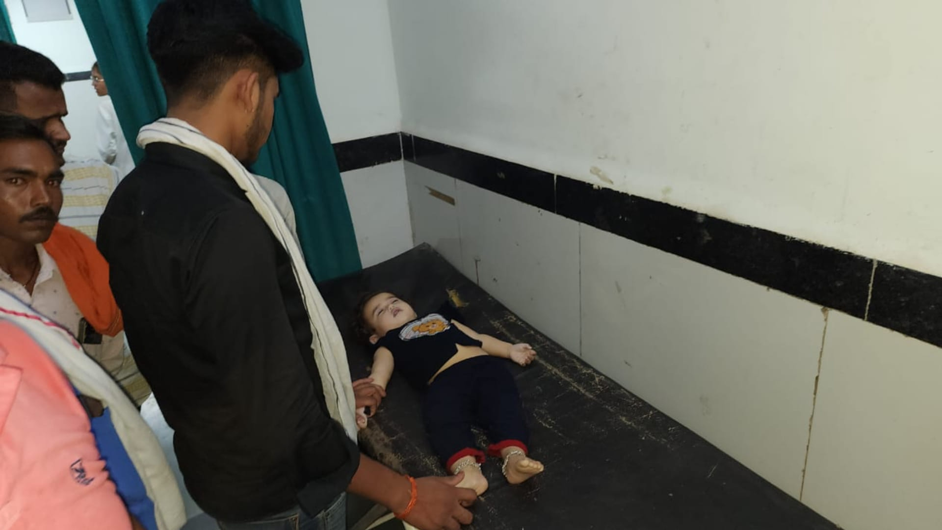 टब में गिरने के बाद मासूम को अस्पताल लाया गया।