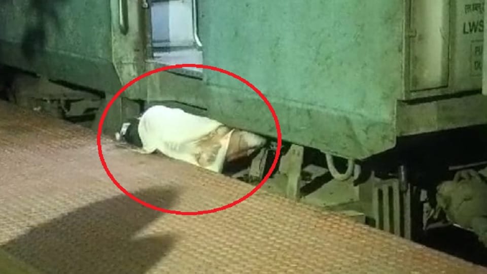 ट्रेन की चपेट में आने से बुजुर्ग की मौत