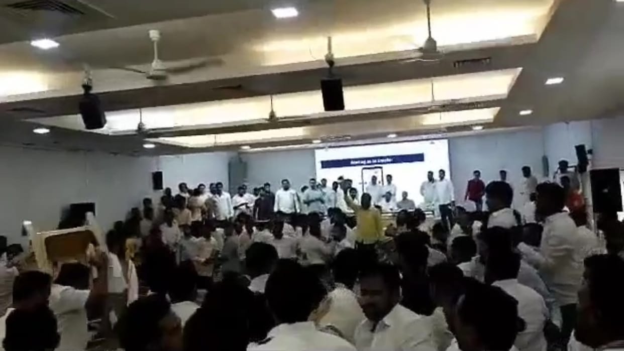 Maharashtra politics updates Ruckus erupts during Youth Congress workers meeting in presence of BV Srinivas