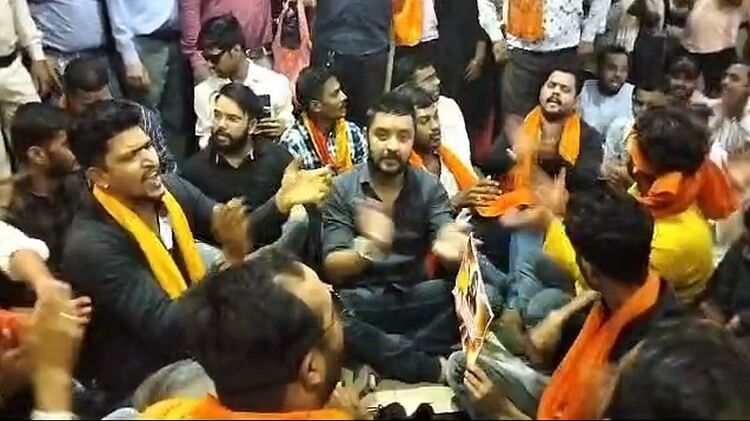 'आदिपुरुष' का विरोध: हिंदू संगठनों ने मल्टीप्लेक्स के बाहर की नारेबाजी, हनुमान चालीसा का पाठ करने बैठे