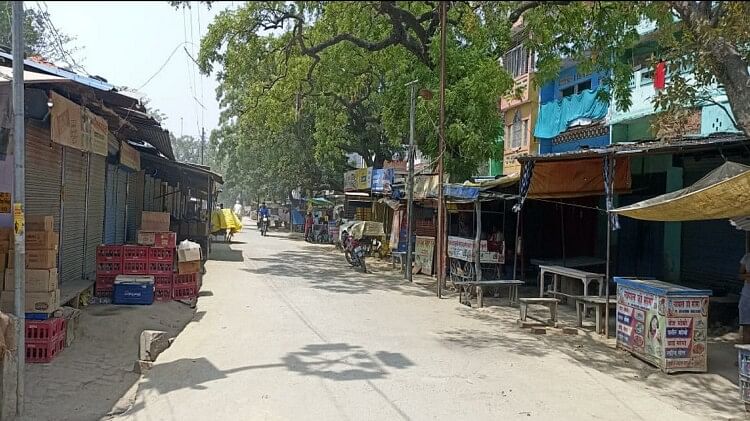 Deoria: देवरिया में फोन पर गाली देने को लेकर जमकर मारपीट, दो बाइक फूंकीं, बंद हुईं दुकानें
