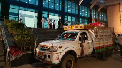 Bihar:संडे को शाम ढलने से पहले आम लेकर कौन फरार, देखें सरकारी महोत्सव का हाल  - Bihar: Mango Festival Ends Prematurely On Sunday, Angry People Return -  Amar Ujala Hindi News Live