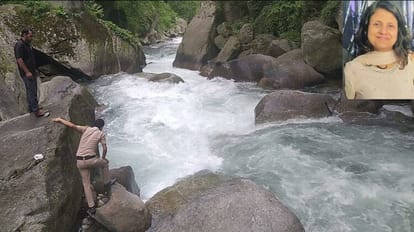Kullu News: पैर फिसलने से तीर्थन नदी में बही बेंगलुरू की पर्यटक महिला लापता, तलाश जारी Bengaluru Tourist Kiran swept away in Tirthan River Kullu Himachal Pradesh