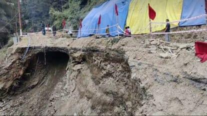 Theog NH 05 closed: ठियोग में धंसा नेशनल हाईवे पांच, ऊपरी शिमला का संपर्क कटा Landslide on National Highway 05 near theog Shimla Himachal Pradesh