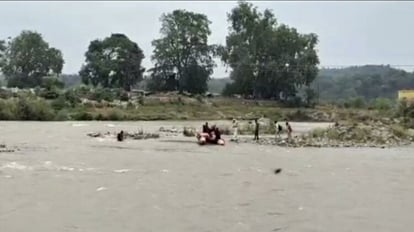 Haridwar Police Rescue four Tourists from UP Stuck on an Tapu in middle of Ganga River