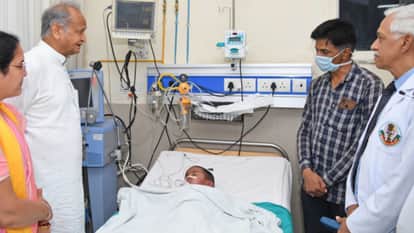 बच्चे से मिलने अस्पताल पहुंचे गहलोत
