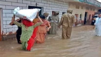 बचाव कार्य में जुटी SDRF टीम।
