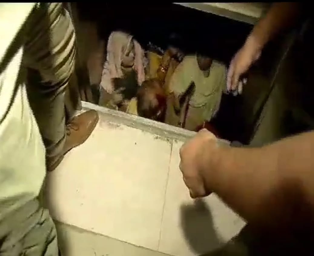 Bhopal News: 11 people trapped in the lift of Bhopal Haj House for 25 minutes, pulled out by breaking the gate