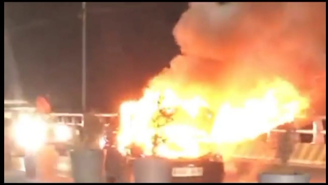 Bihar: A sudden fire broke out in a moving car in Patna, the driver saved his life by jumping