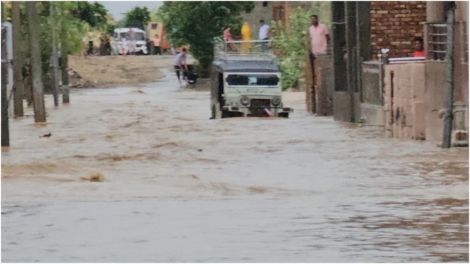 Biparjoy Cyclone in Rajasthan Update: Flood situation in Barmer Sirohi and Jalore Weather News in Hindi