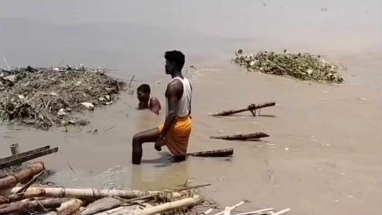 Chachari bridge washed away due to floods in Kusheshwarsthan East of Darbhanga, three panchayats affected