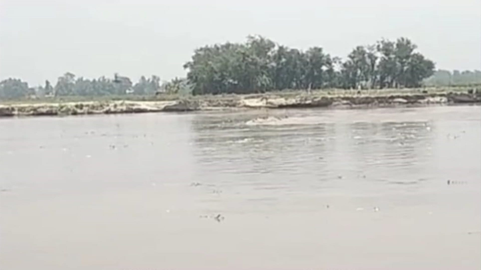 Chachari bridge washed away due to floods in Kusheshwarsthan East of Darbhanga, three panchayats affected