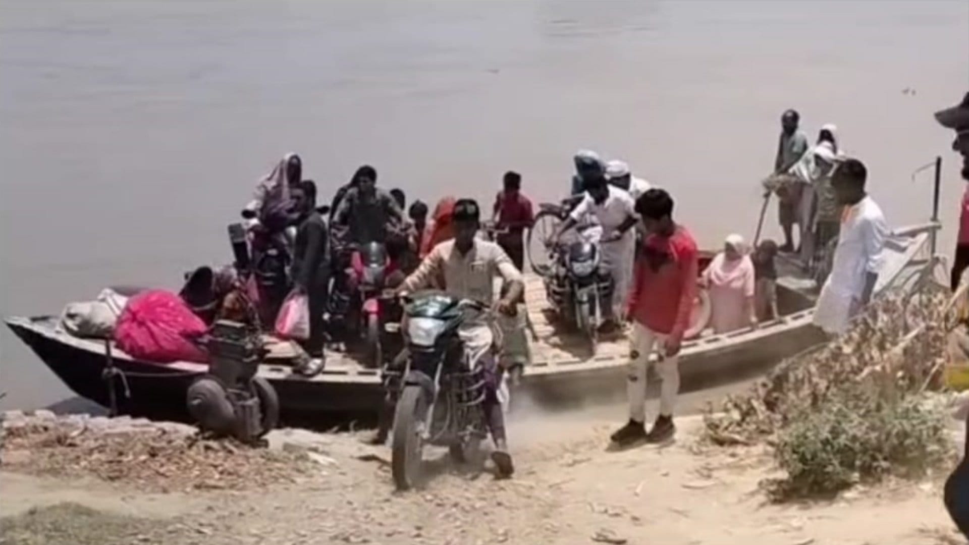 Chachari bridge washed away due to floods in Kusheshwarsthan East of Darbhanga, three panchayats affected