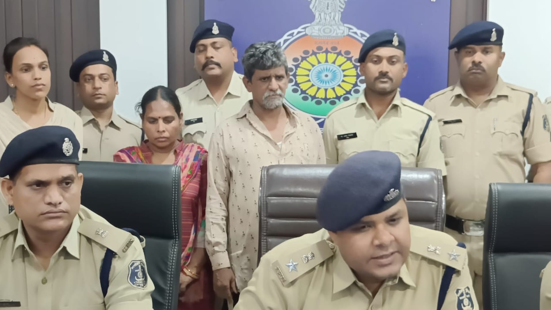 पुलिस गिरफ्त में आरोपी दंपती।