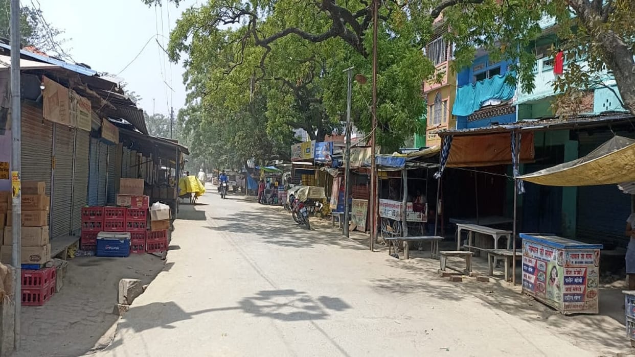 Fierce fight over abusing on phone in Deoria, two bikes burnt, shops closed