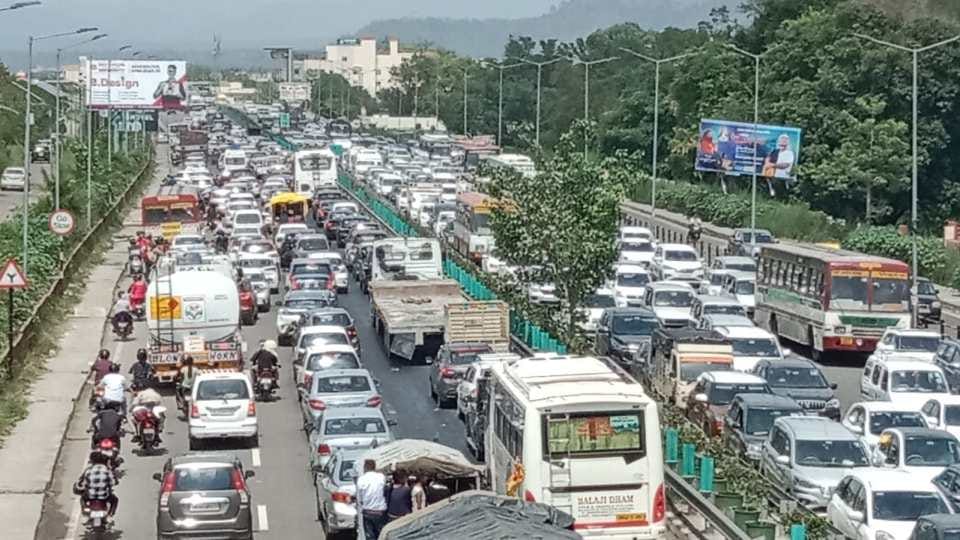 Uttarakhand News Tourist Huge crowd Traffic Jam in haridwar Rishikesh mussoorie nainital on weekend Photos