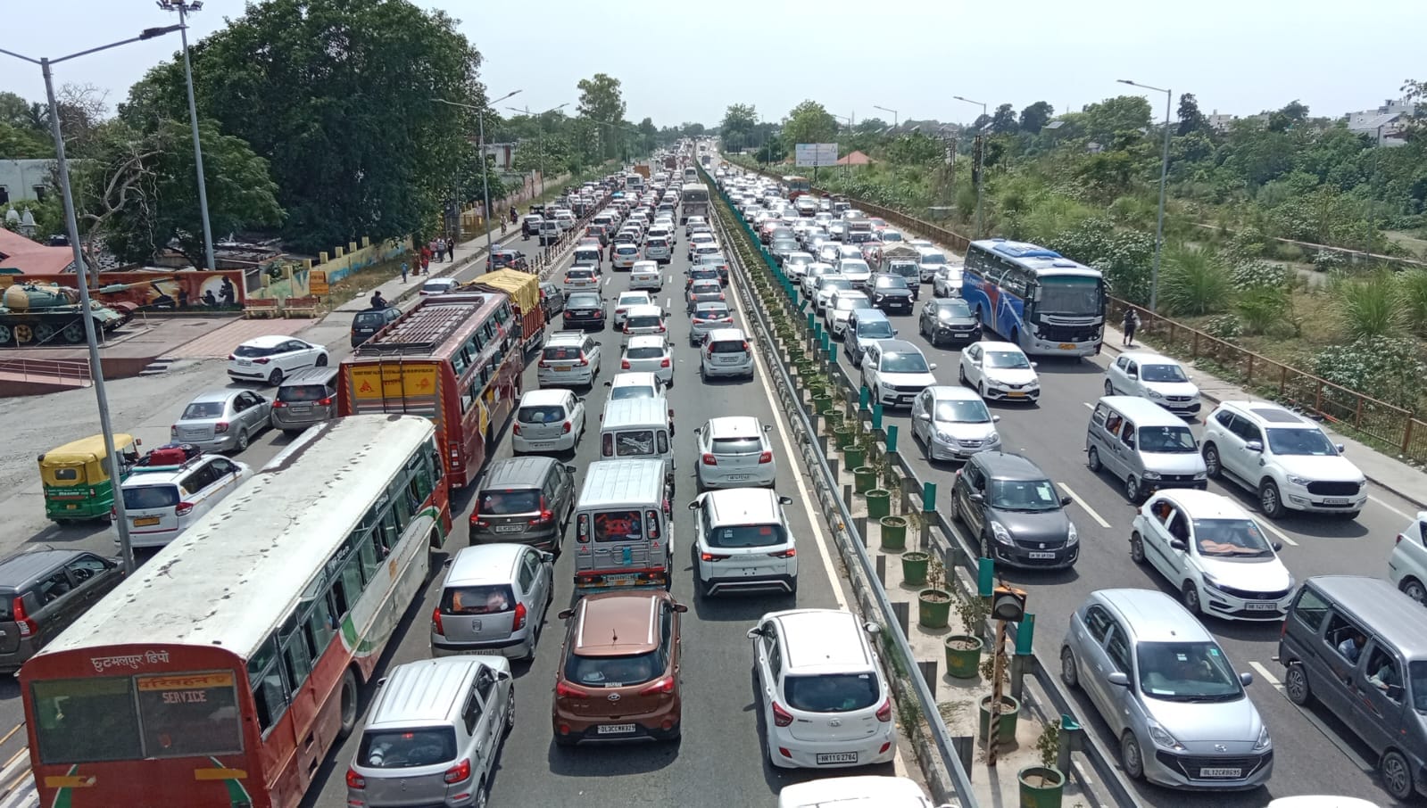 Uttarakhand News Tourist Huge crowd Traffic Jam in haridwar Rishikesh mussoorie nainital on weekend Photos