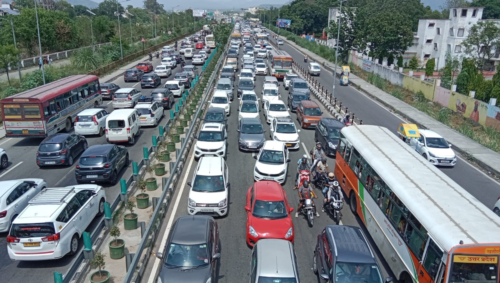 Uttarakhand News Tourist Huge crowd Traffic Jam in haridwar Rishikesh mussoorie nainital on weekend Photos