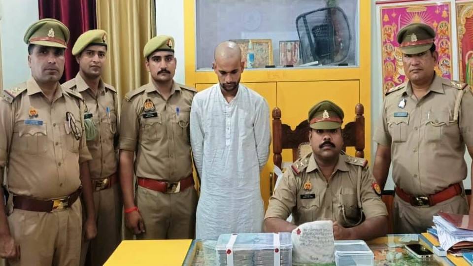 Police arrested smack smuggler in kasganj smack worth six lakh was recovered from his possession