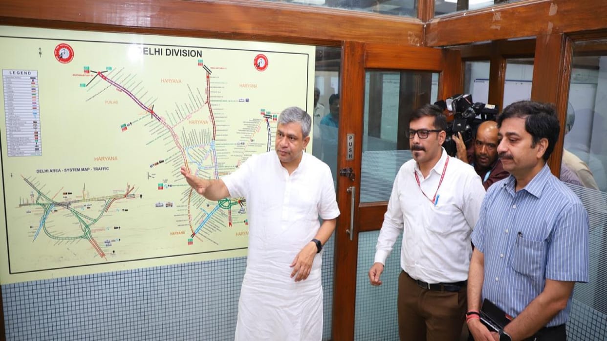 Railways will run more than 800 fair special trains on the main bathing festivals in Mahakumbh 2025