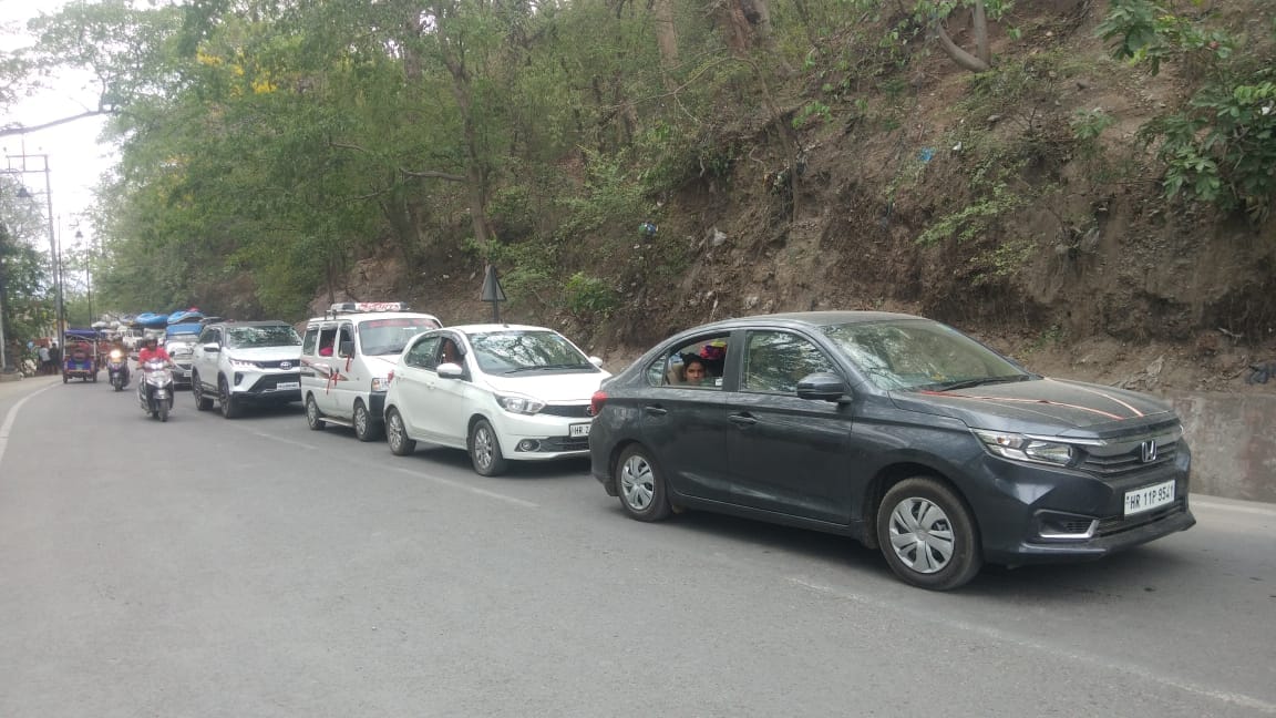 Uttarakhand News Tourist Huge crowd Traffic Jam in haridwar Rishikesh mussoorie nainital on weekend Photos
