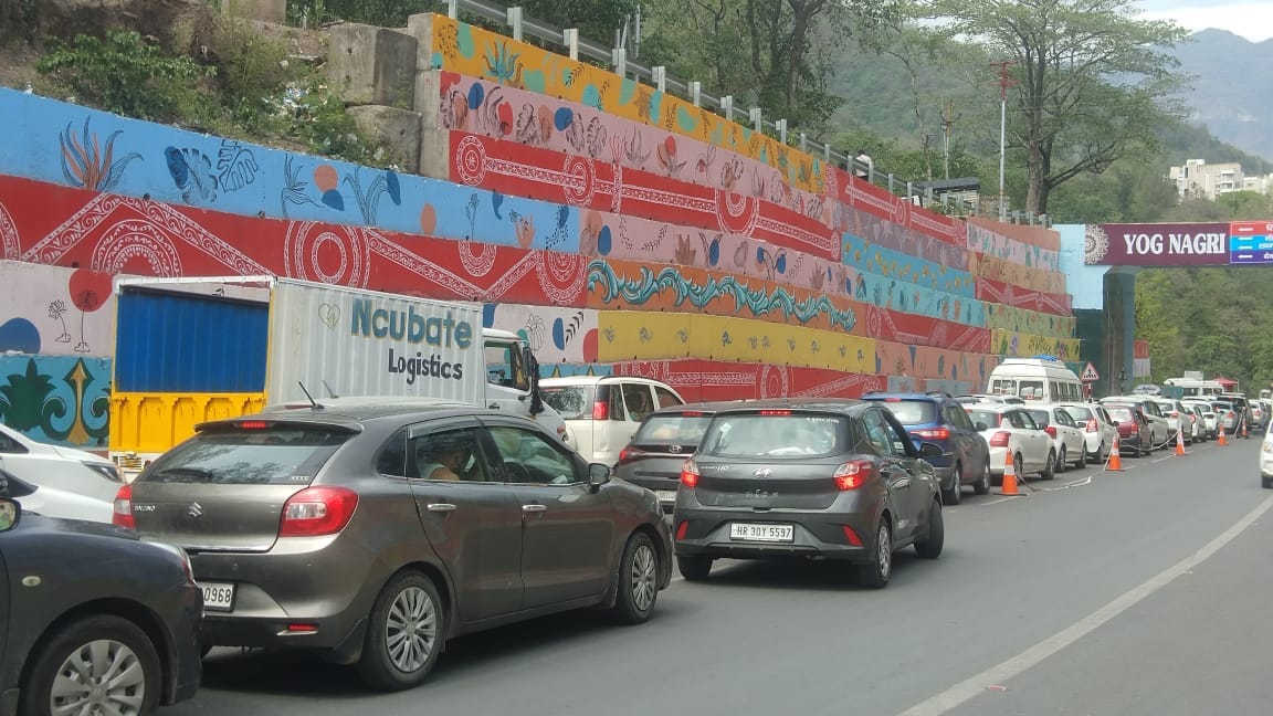 Uttarakhand News Tourist Huge crowd Traffic Jam in haridwar Rishikesh mussoorie nainital on weekend Photos