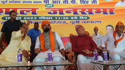 मोतिहारी में पार्टी कार्यक्रम में बीजेपी प्रदेश अध्यक्ष सम्राट चौधरी व अन्य