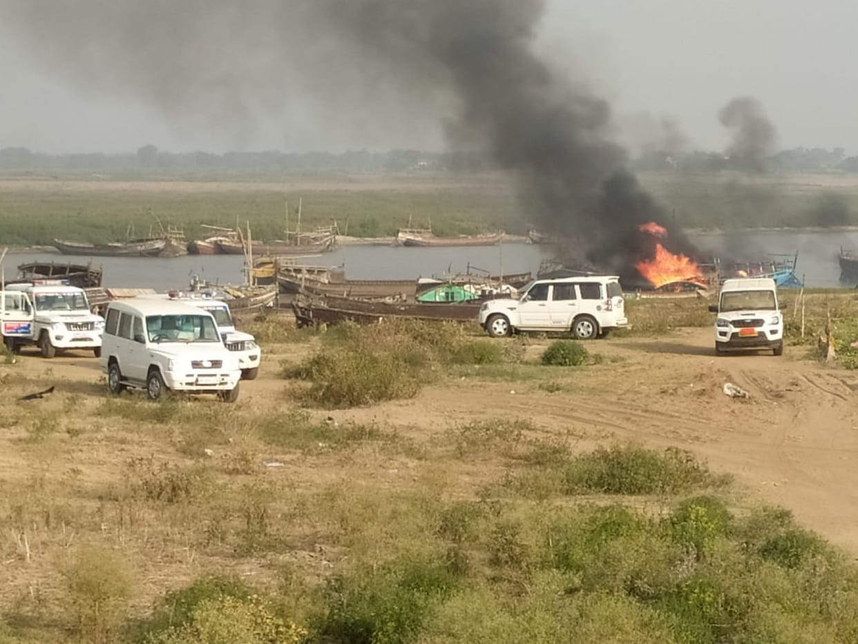 Bihar: Clash between sand mafia in Patna, 70 boats and bulldozers set on fire, Patna Police