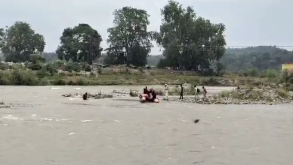 Haridwar Police Rescue four Tourists from UP Stuck on an Tapu in middle of Ganga River