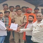पुलिस को ज्ञापन देते वीएचपी के कार्यकर्ता