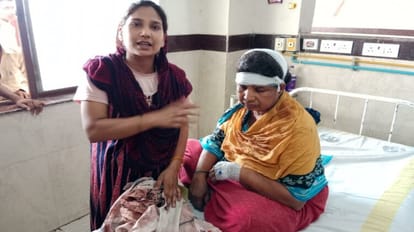 Bihar: बहन और गर्भवती भांजी को घर में पीटा, इलाज कराने अस्पताल पहुंचीं तो यहां भी घुसकर मारा A man beat his sister and pregnant niece first at home and then in the hospital in Bettiah