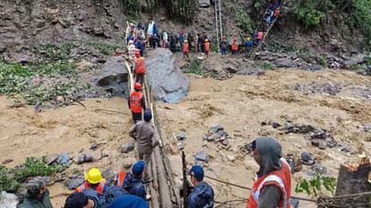 Tourists were rescued by building a temporary bridge due to floods in North Sikkim, army saved 300 lives