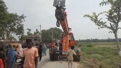 Road accident in Sitamarhi: Mother and son died after being hit by a crane, Crime News in Hindi