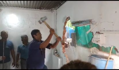 MP News: Bhopal Muslim Men Torturing a Hindu Man Putting Leash in His Neck, Narottam Mishra in Action