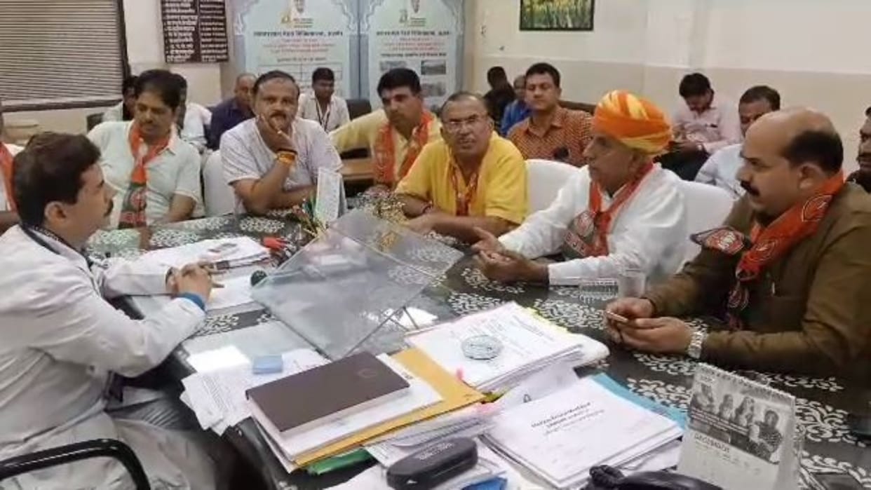 Ajmer News MLA Vasudev Devnani visited JLN Hospital expressed his displeasure with collector over Biparjoy