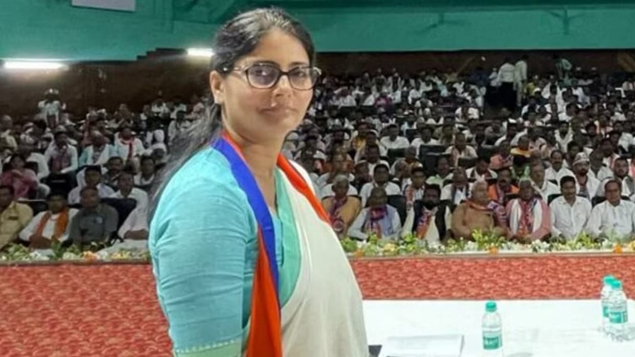 Amar Ujala Samvad 2023 Union Minister of State Anupriya Patel sing Aye Mere Pyare Watan in programme