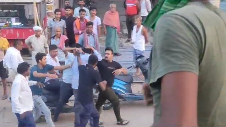 Bihar News : Temperature in Patna is hot and this fighting scene is real, youth injured on road to vacant hous