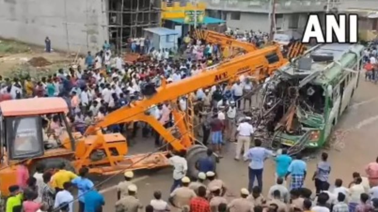 Tamil Nadu: Two private buses collided with each other in Cuddalore district, two killed; Tire burst accident