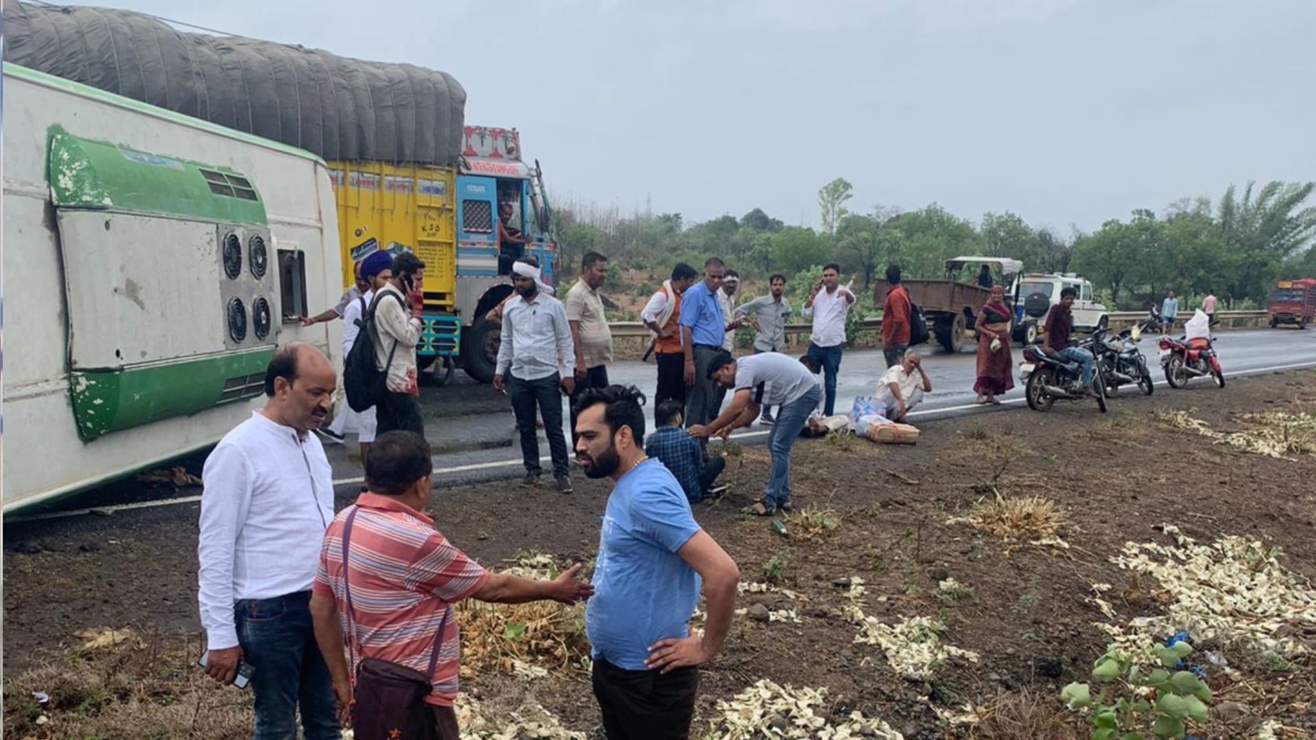गुना से ग्वालियर जा रही बस पलट गई।
