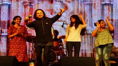 गीतों की प्रस्तुति देते कैलाश खेर